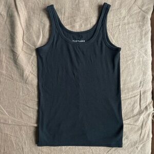 everlane women’s simple black tank